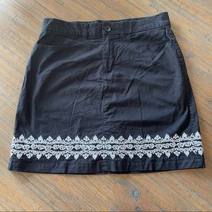 Croft & Barrow size 8 black & white embroidered skort